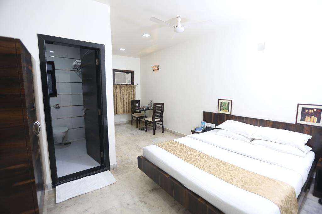 Hotel Lokesh Pune Room photo